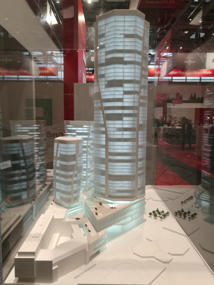 Bild: http://www.deutsches-architektur-forum.de/pics/schmittchen/3869_exporeal_four_deutsches-architektur-forum.jpg
