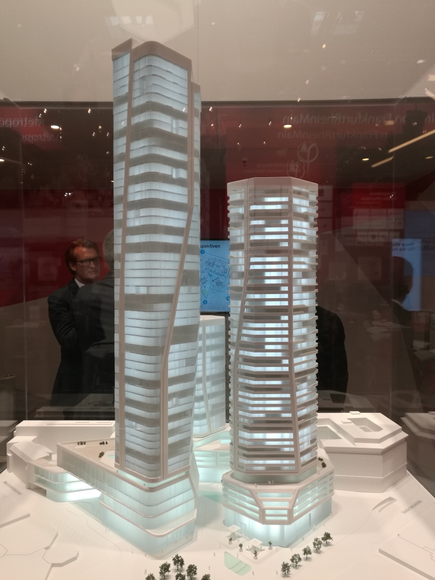 Bild: http://www.deutsches-architektur-forum.de/pics/schmittchen/3870_exporeal_four_deutsches-architektur-forum.jpg