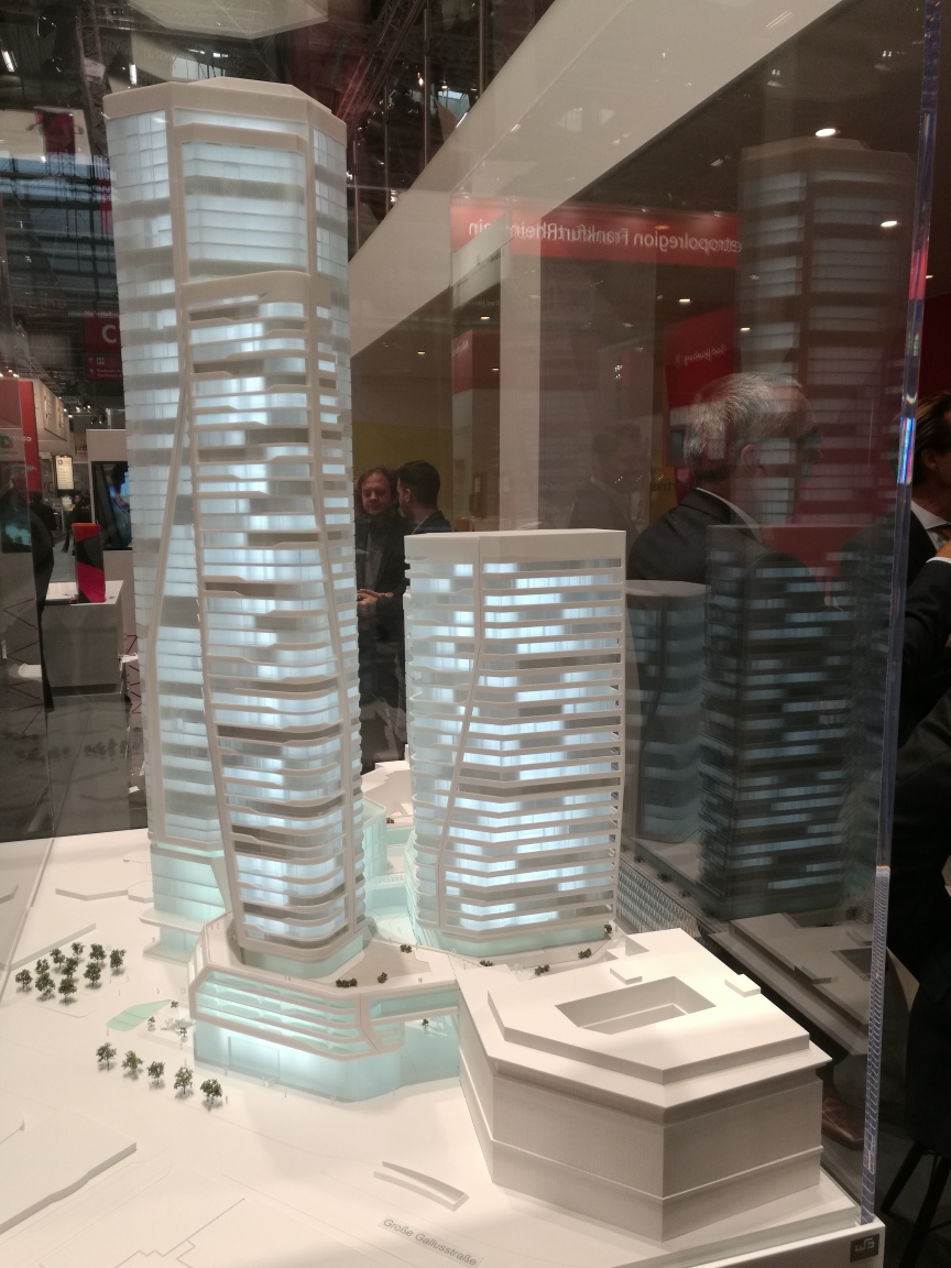 Bild: http://www.deutsches-architektur-forum.de/pics/schmittchen/3871_exporeal_four_deutsches-architektur-forum.jpg