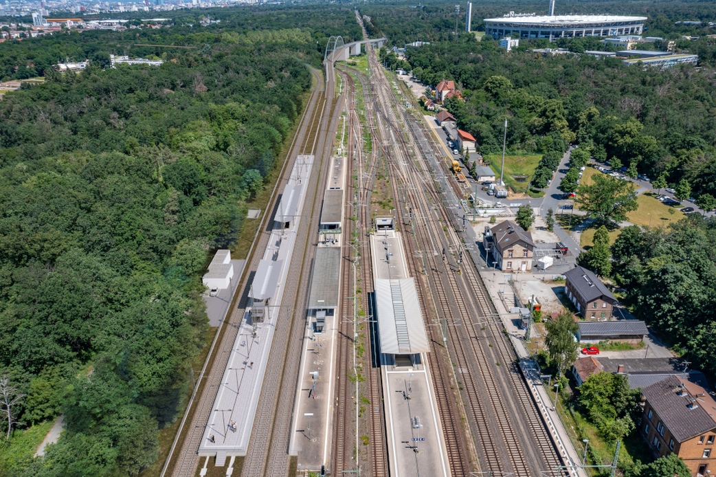 rtw_bahnhof_stadion_mit_bruecke.jpg