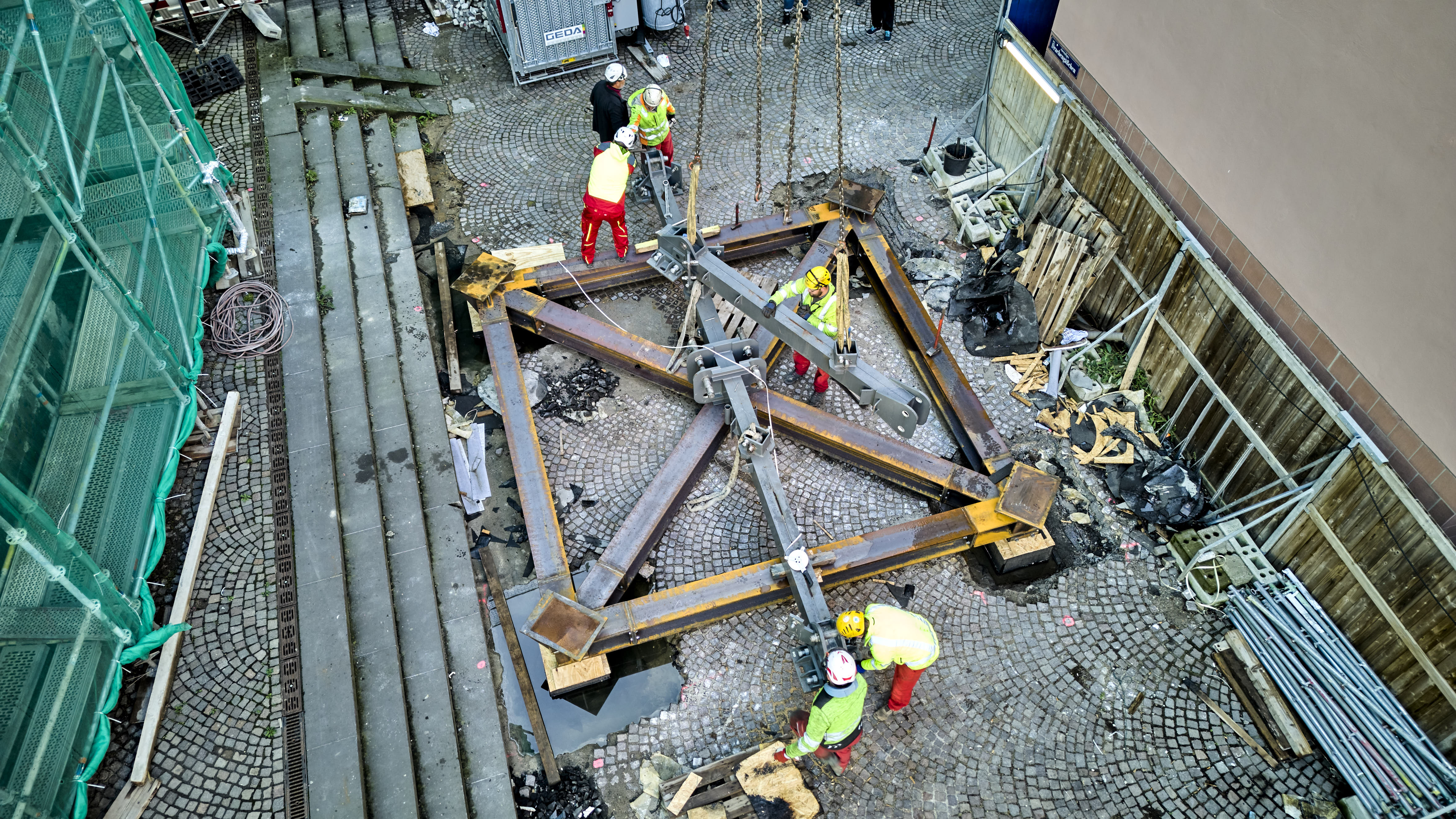 schirn_kranmontage_drachengaesschen_02.jpg