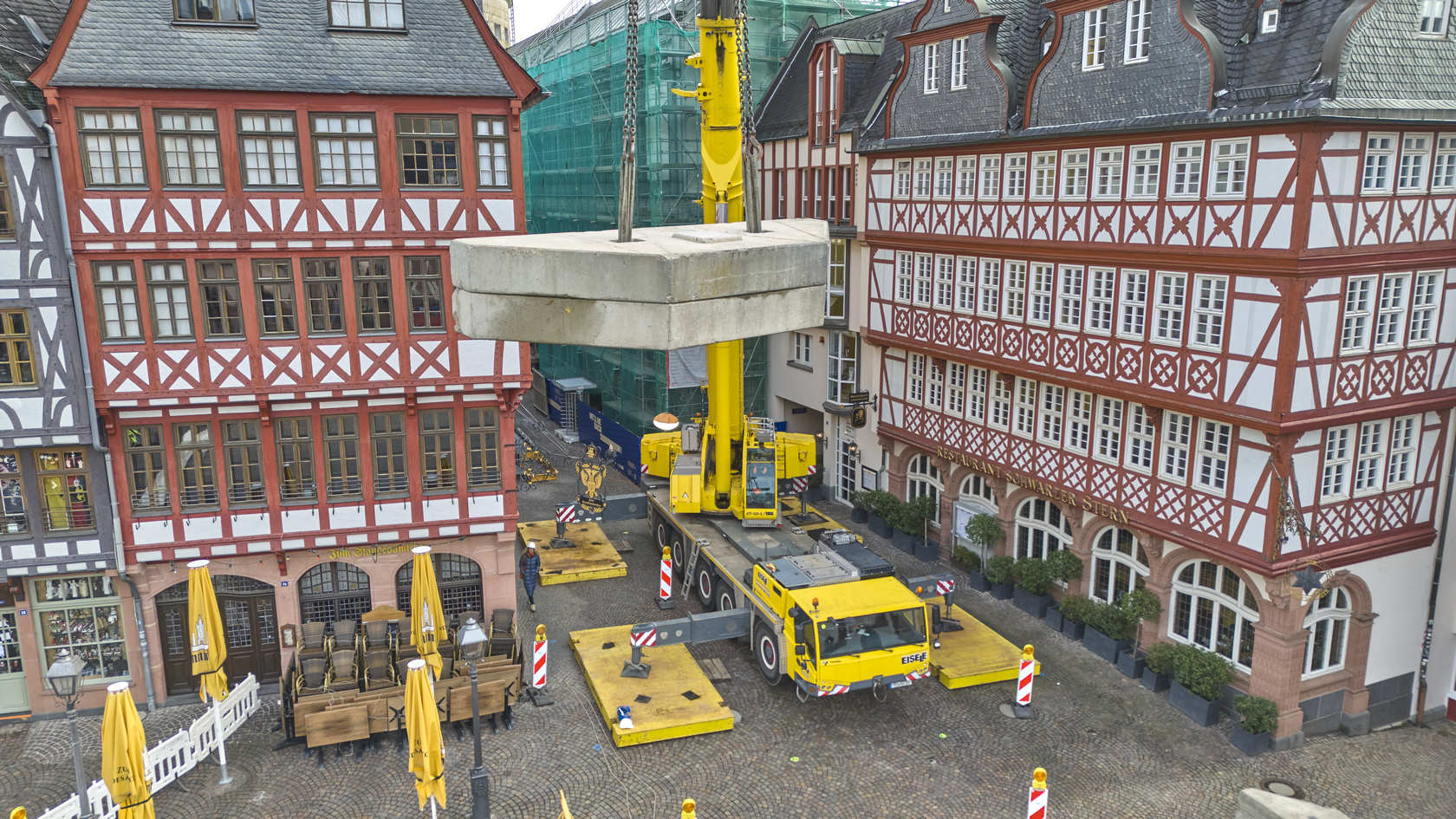 schirn_kranmontage_drachengaesschen_05.jpg