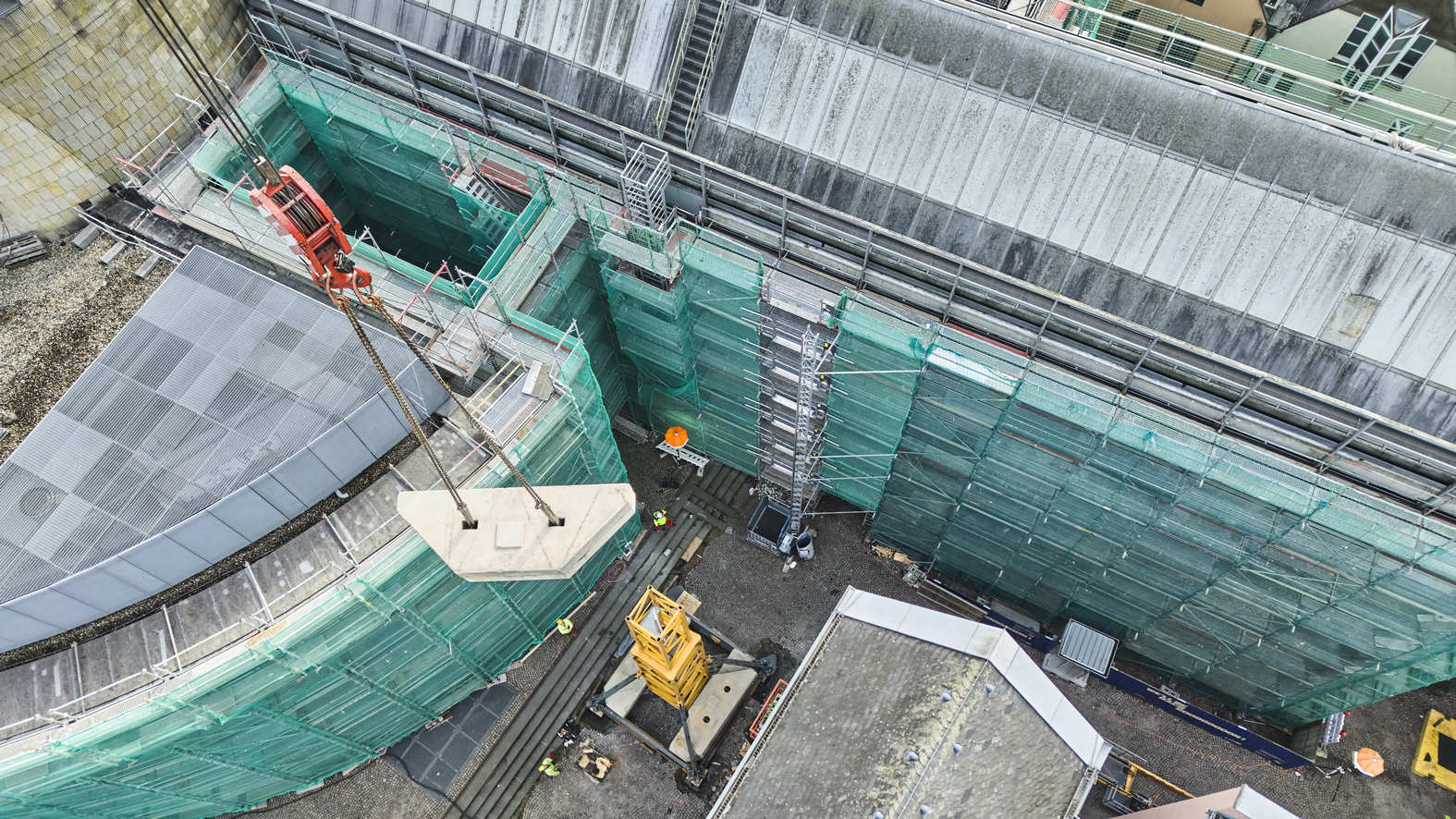 schirn_kranmontage_drachengaesschen_06.jpg